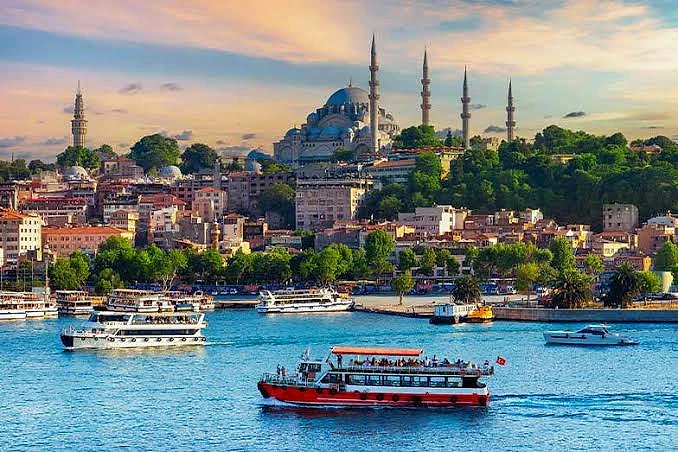 İstanbul'da iş arama rehberi için ilham verici manzara İstanbul Boğazı'nda tekneler, arka planda tarihi cami ve şehir manzarası