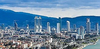 İzmir'de yarı zamanlı iş bulma rehberi İzmir şehir manzarası, modern binalar ve doğa ile birleşiyor.