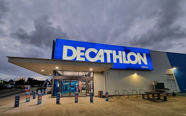 Decathlon mağaza dış görünümü Decathlon mağazasının dış cephesi, büyük mavi tabela ve giriş alanı görünümü.