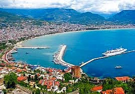 Şehir ve deniz manzarası Deniz manzarası, plaj ve liman ile çevrili bir şehir görüntüsü.