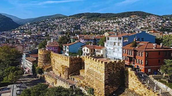 Bursa'da günlük yevmiyeli iş fırsatları Bursa'nın tarihi surları ve yeşil dağ manzarası, günlük yevmiyeli iş ilanları için ilham veriyor.