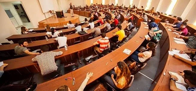 2026 Lise Kontenjanları ve Öğrenme Yöntemleri Sınıf içinde öğrencilerin oturduğu düzenli sıralar, öğretmen ders anlatıyor.
