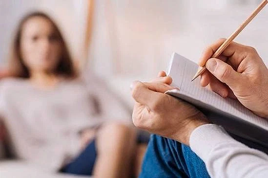Güncel psikolog iş ilanları ve fırsatları Psikolog ile danışan arasında geçen bir seans anı, not alan psikolog.
