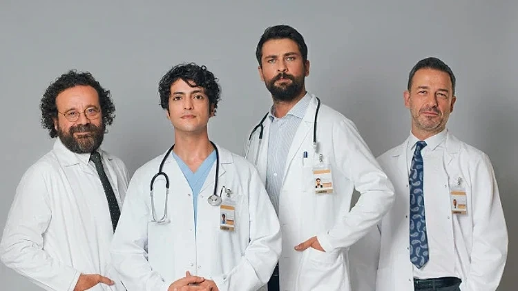 2026 doktor maaşları hakkında detaylı bilgi Farklı uzmanlık alanlarından dört doktor, beyaz önlükleriyle profesyonel bir duruş sergiliyor.