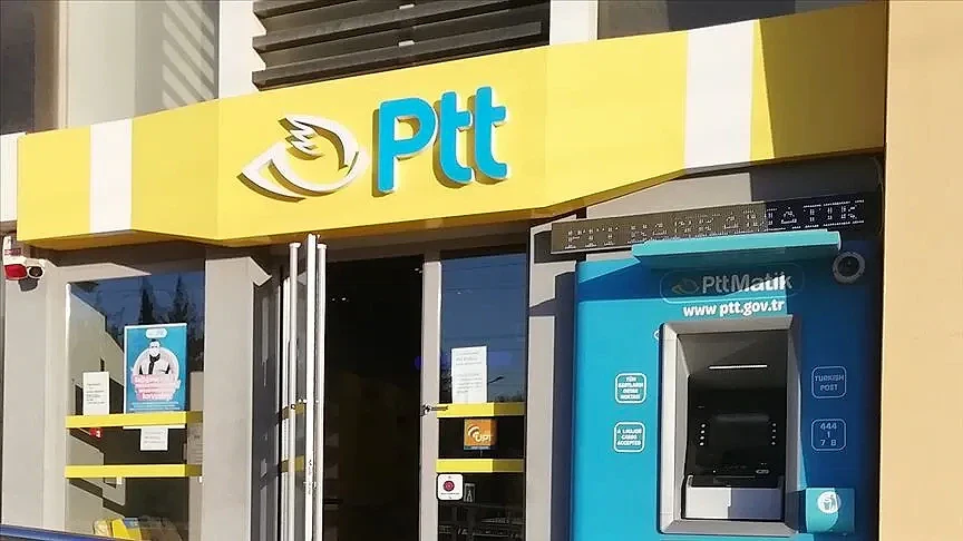 PTT şubesinin öğle arası saatlerini gösteren kapak görseli PTT şubesinin dış cephesi, sarı ve beyaz renklerle tasarlanmış, ATM görünümüyle birlikte.