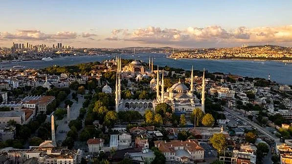 Fatih 2026 iş ilanları için kapak görseli Fatih bölgesinin tarihi yapıları ve boğaz manzarası, iş ilanları için ilham verici bir arka plan.
