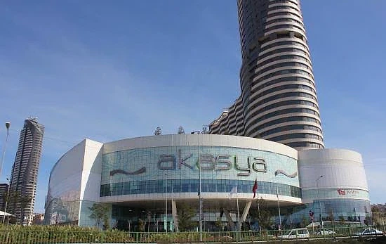 Akasya AVM'nin konumu ve mağazaları hakkında bilgi Akasya AVM'nin modern mimarisi ve dış cephesi, alışveriş ve sosyal alanlarıyla dikkat çekiyor.