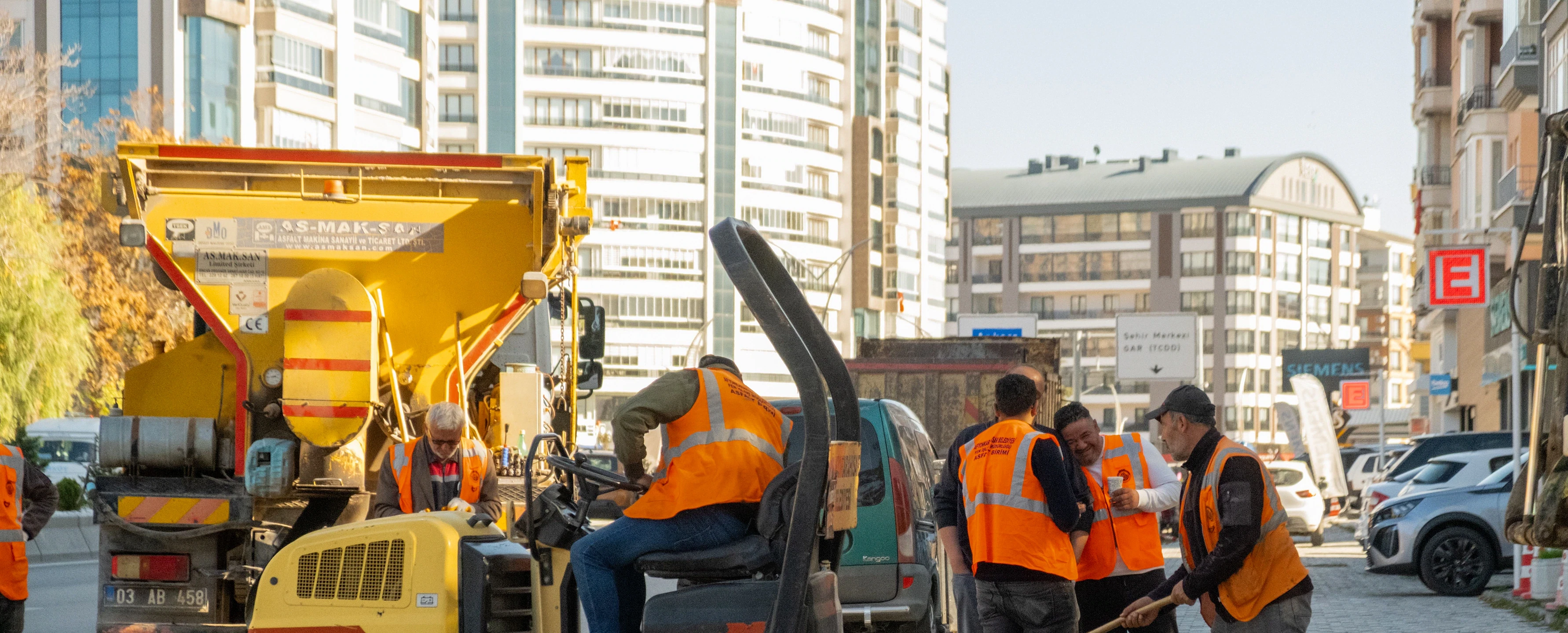 Gazaltı kaynakçısı arayan firmalar için iş fırsatları Şantiyede çalışan işçiler, inşaat araçları ve binalar arasında iş yapıyor.