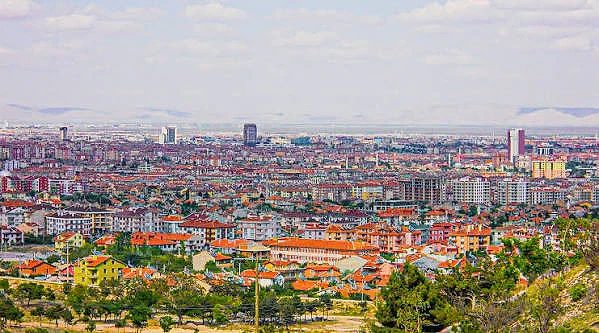 Konya'daki güncel iş ilanları ve fırsatları Konya'nın geniş bir panoramik manzarası, modern binalar ve yeşil alanlar ile dolu.