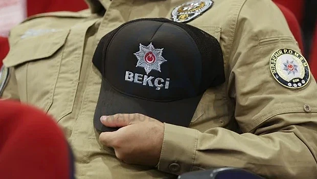 Bekçilik alımı 2026 hakkında bilgilere ulaşın Bekçi şapkası ve üniformasıyla bir kişi, bekçilik alım sürecine dair bilgiler sunuyor.