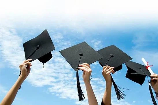 2026'da ücretsiz sertifika veren platformlar Mezuniyet kepi tutan eller, mavi gökyüzü arka planda, online eğitim teması.