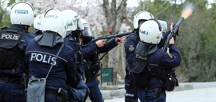 Polis maaşları ve 2026 yılı güncellemeleri Polis memurları, eğitim sırasında çeşitli ekipmanlarla tatbikat yapıyor.