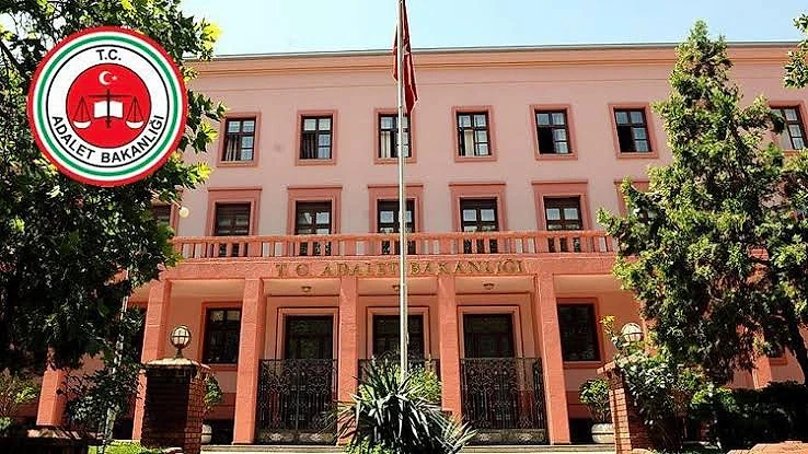 Mübaşir hakkında bilgi veren rehber kapak görseli Adalet Bakanlığı binası, ön planda yeşil bitkiler ve Türk bayrağı ile birlikte.