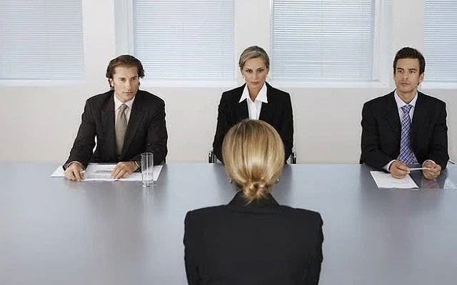 İş görüşmesi sırasında ek gelir fırsatları Üç profesyonel iş insanı, bir adayla mülakat yapıyor. İş görüşmesi ortamı.