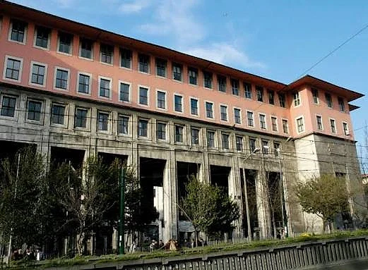 Laleli'deki üniversiteler hakkında bilgi Laleli'deki bir üniversite binası, modern mimarisi ve çevresindeki ağaçlar ile dikkat çekiyor.