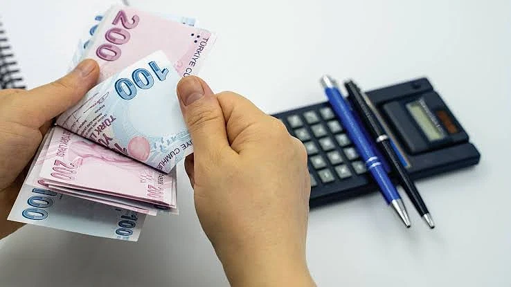 2026 işsizlik maaşı hesaplama rehberi Hesap makinesi ve para ile işsizlik maaşı hesaplama süreci.