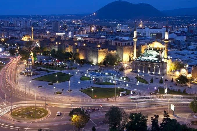 Kayseri'deki güncel iş ilanları ve fırsatlar Kayseri'nin gece manzarası, tarihi yapılar ve modern şehir hayatı bir arada.