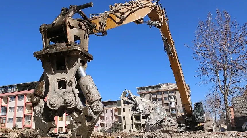 Makas operatörlerinin görevleri ve maaşları hakkında bilgi Bir inşaat alanında makas operatörünün kullandığı makine, yıkım sürecinde görünmekte.