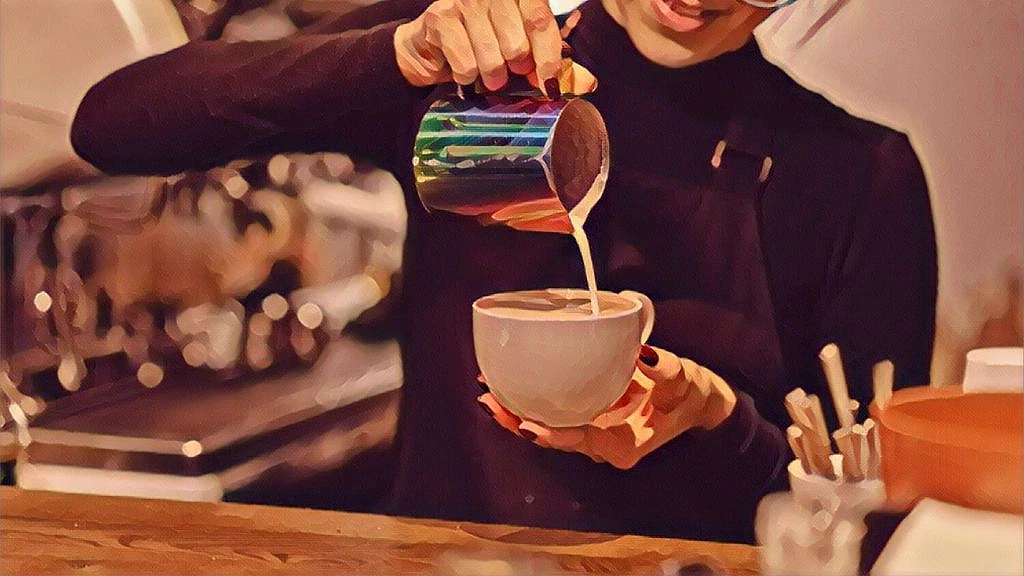 Haftalık ödeme yapan işler rehberi Bir barista, kahve fincanına süt döküyor. Haftalık ödeme yapan işler hakkında bilgi veriyor.