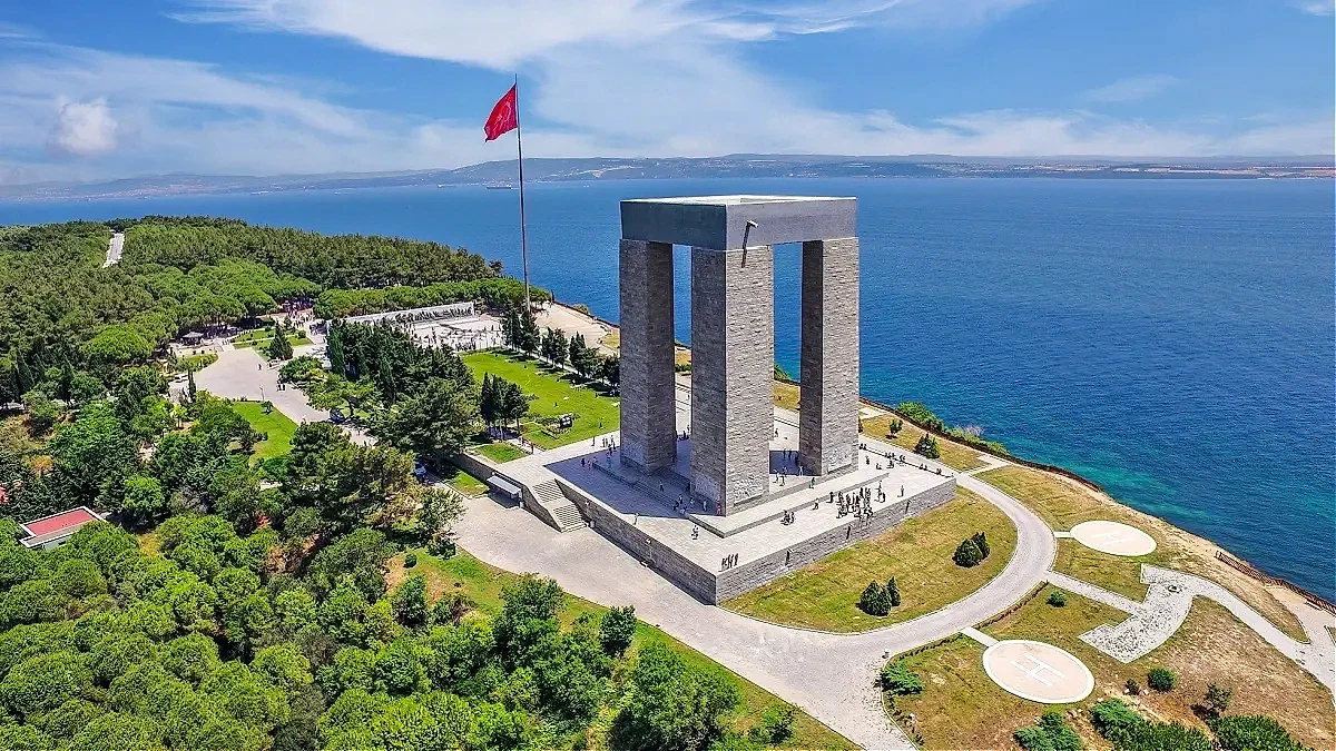 Gelibolu'daki güncel iş fırsatları ve firmalar Gelibolu'daki anıtsal yapılar ve deniz manzarası, iş ilanları rehberi için uygun bir arka plan.