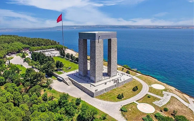 Gelibolu'daki güncel iş fırsatları ve firmalar Gelibolu'daki anıtsal yapılar ve deniz manzarası, iş ilanları rehberi için uygun bir arka plan.