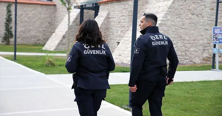 Özel güvenlik iş ilanları ve başvuru şartları Özel güvenlik görevlileri, açık alanda yürüyüş yaparken dikkatli bir şekilde görevlerini yerine getiriyor.