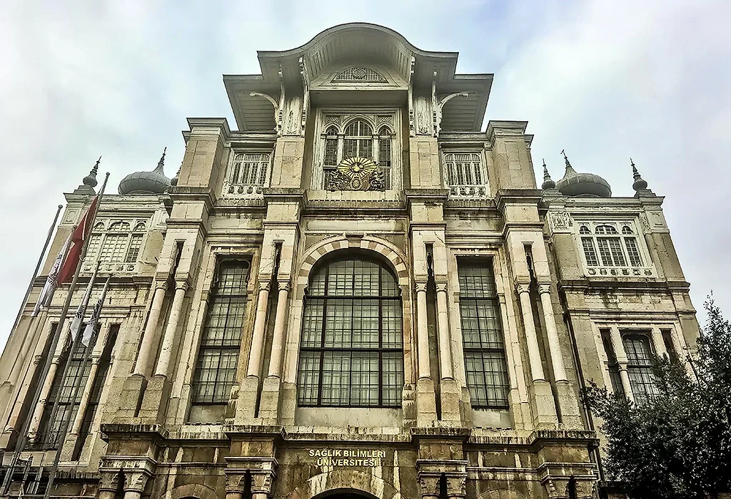 Haydarpaşa Lisesi 2026: Eğitim ve Taban Puanı Haydarpaşa Lisesi'nin tarihi binası, mimari detaylarıyla dikkat çekiyor.