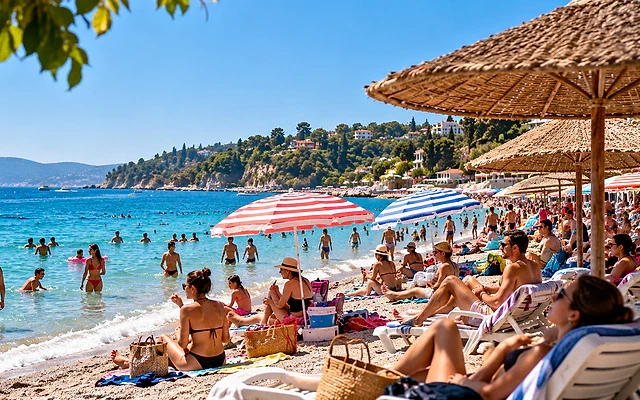 Yaz sezonunda personel arayan sektörler Yaz sezonunda plajda tatil yapan kalabalık insanlar, şemsiye ve güneşlenme alanları.
