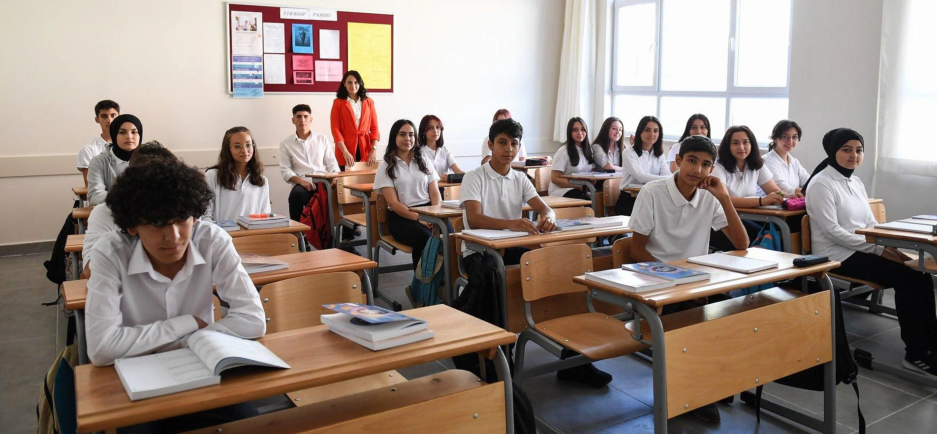 Lisede teşekkür belgesi alma süreci hakkında bilgi Sınıfta öğrenciler öğretmenleriyle birlikte ders çalışıyor, teşekkür belgesi için hazırlık yapıyorlar.