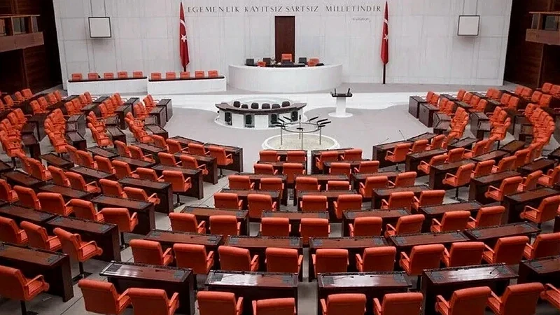 Türkiye Büyük Millet Meclisi iç mekanı Türkiye Büyük Millet Meclisi'nin iç mekan görünümü, boş sandalye ve masalarla düzenlenmiş.
