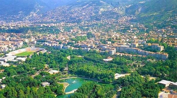 Bursa'da iş imkânları ve sektörler Bursa'nın yeşil alanları ve şehir manzarası, kariyer fırsatlarını simgeliyor.